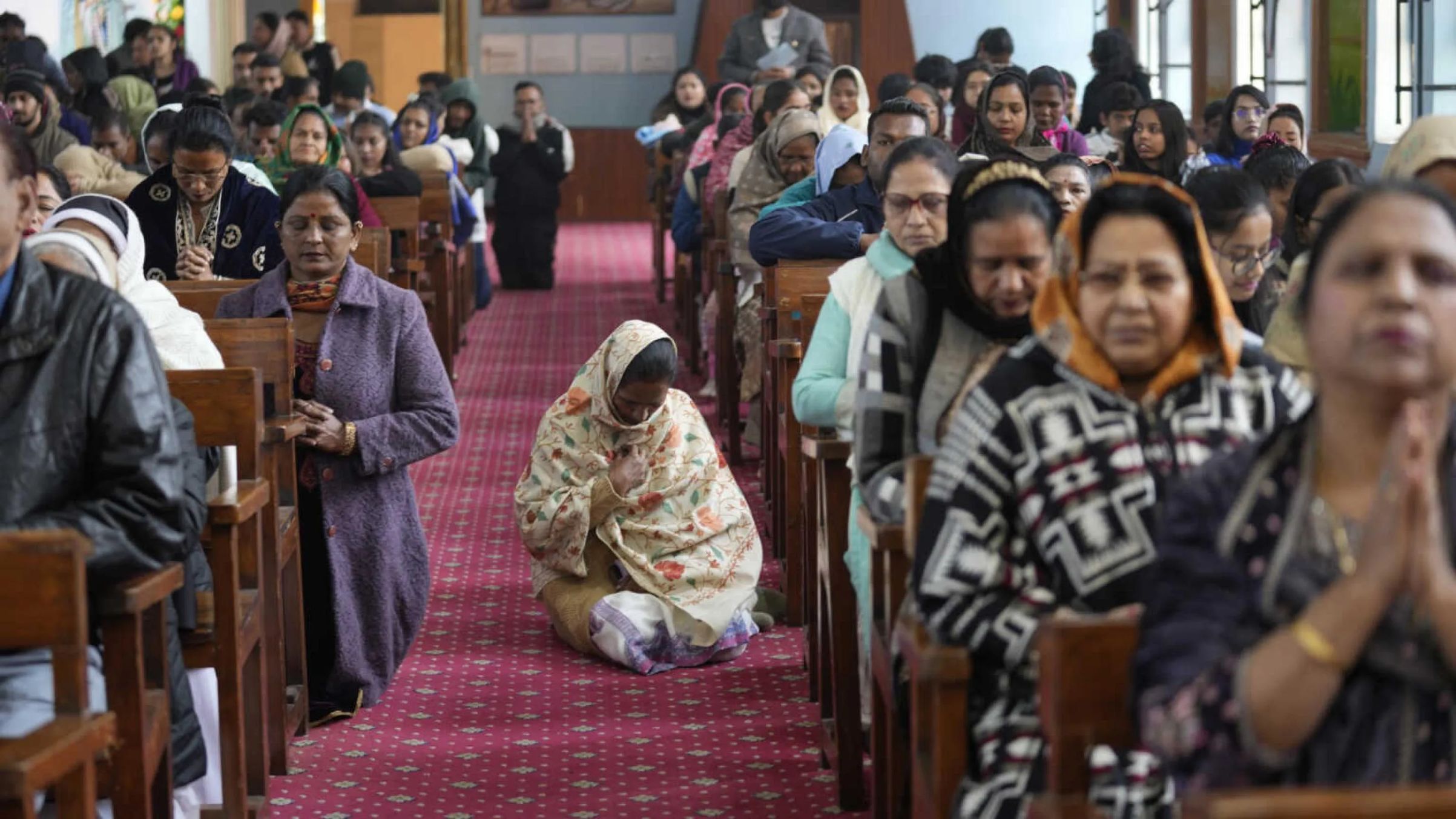 Índia: hindus torturam cristã e a queimam viva