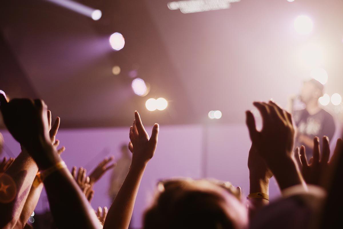 Músico cantando na igreja