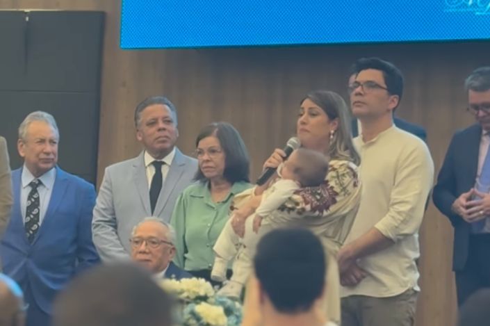 Rebeca Nemer e Baruk apresentam o filho após 16 anos de espera