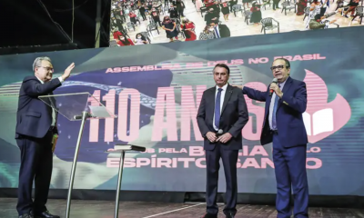 O presidente Jair Bolsonaro ao lado do pastor Samuel Câmara e do pastor Silas Malafaia