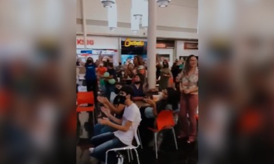 ONG Movimento no shopping adorando