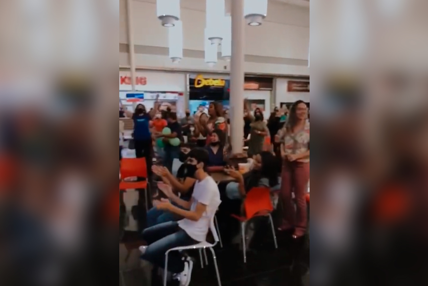 ONG Movimento no shopping adorando