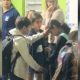 ‘Fé delas tem poder’, diz pai comovido ao ver crianças orando por sua filha