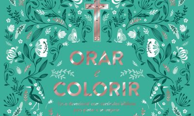 Devocional une fenômeno dos livros de colorir com versículos inspiradores