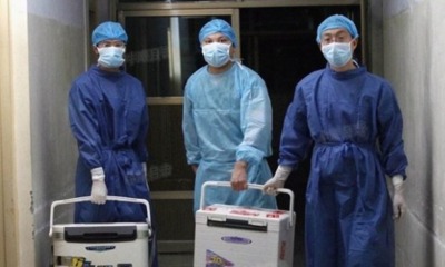 Os médicos carregam órgãos frescos para transplante em um hospital na província de Henan, China