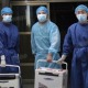 Os médicos carregam órgãos frescos para transplante em um hospital na província de Henan, China