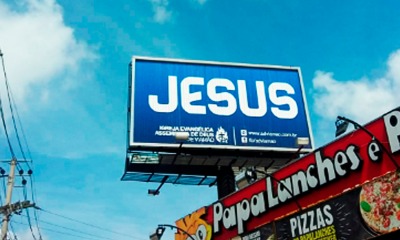 Outdoor com o nome de Jesus