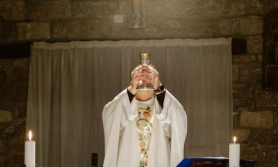 Padre durante missa