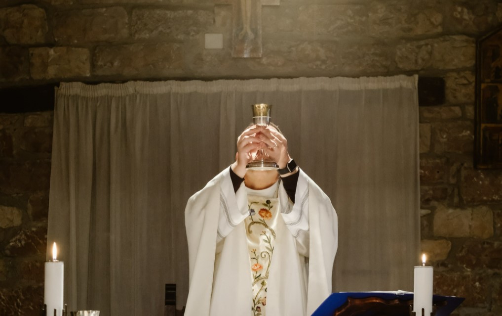 Padre durante missa