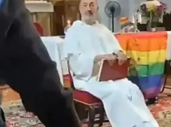 Padre cita Francisco ao celebrar missa com bandeira LGBT