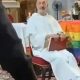 Padre cita Francisco ao celebrar missa com bandeira LGBT