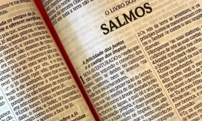 Homem morre após fumar cigarro feito com página da Bíblia