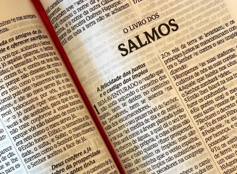 Homem morre após fumar cigarro feito com página da Bíblia
