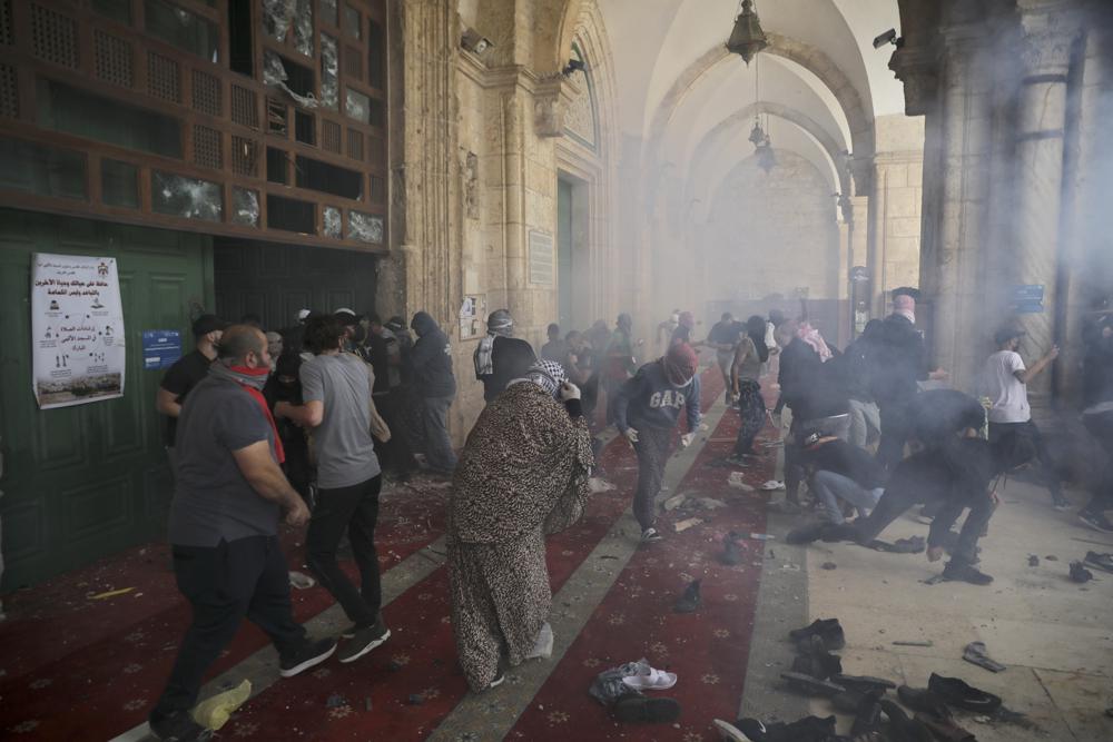 Palestinos em confronto com policiais israelenses