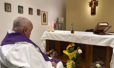 Vaticano divulga foto do papa Francisco em cadeira de rodas