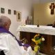 Vaticano divulga foto do papa Francisco em cadeira de rodas