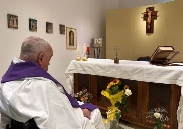 Vaticano divulga foto do papa Francisco em cadeira de rodas