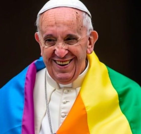 ‘Morreu, virou santo’: jornalista católico protesta contra legado do papa