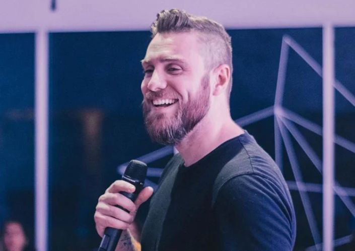 Pastor André Fernandes nega cobrança por batismo e responde críticas