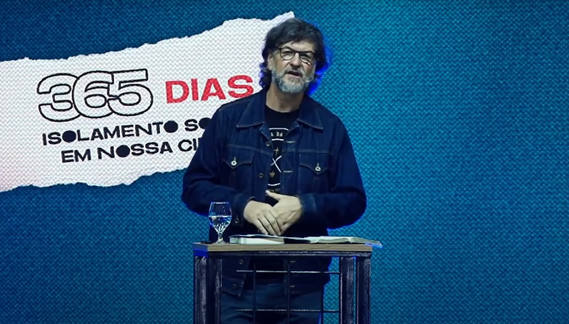 pastor Carlito Paes durante ministração