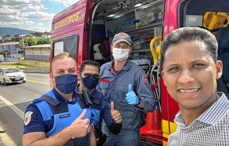 Pastor Cristiano Silva, guardas municipais e bombeiro.