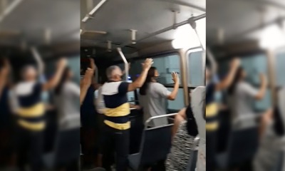 Pastor e fiéis em ônibus