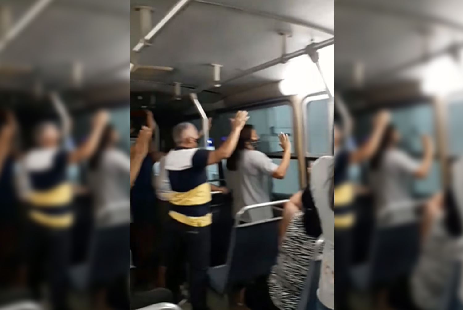 Pastor e fiéis em ônibus