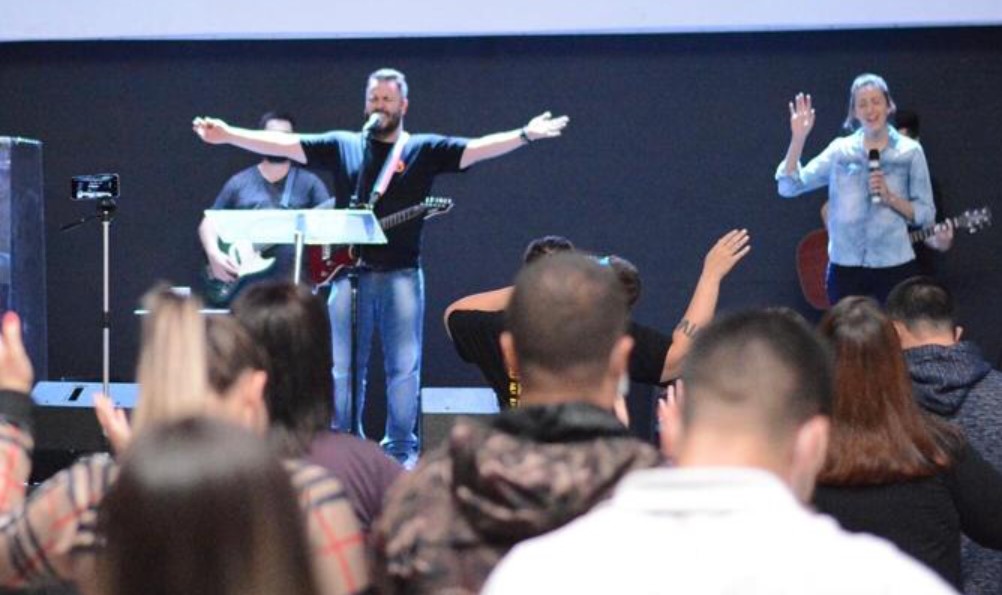 Pastor Edson e esposa durante ministração