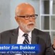 Pastor Jim Bakker vendendo produto