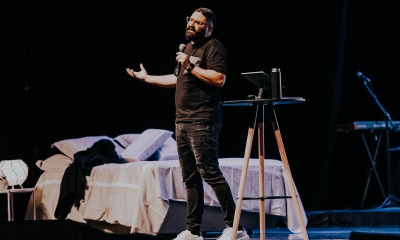 Pastor Maurício Martins durante culto no Teatro do Bourbon Country