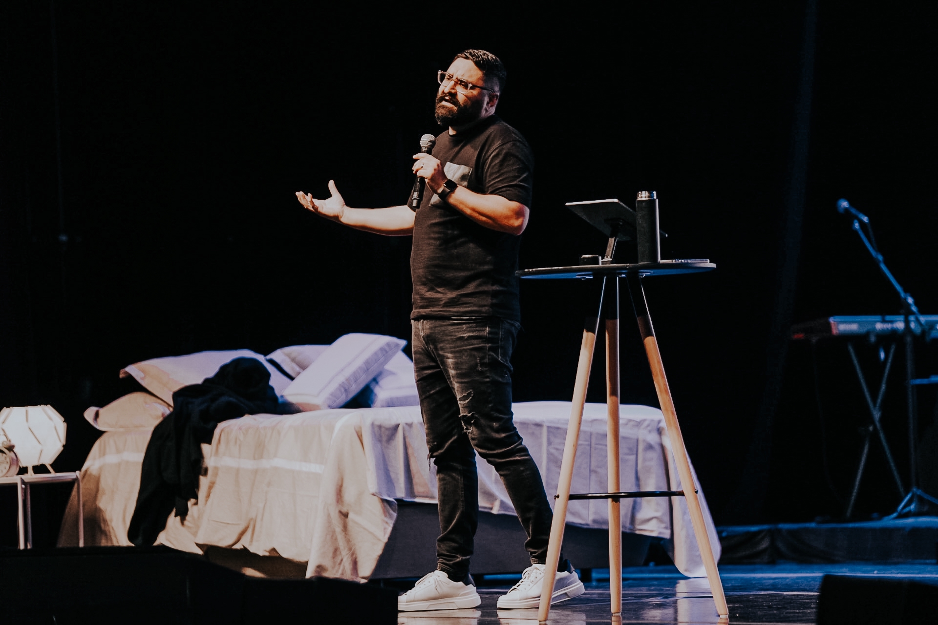 Pastor Maurício Martins durante culto no Teatro do Bourbon Country