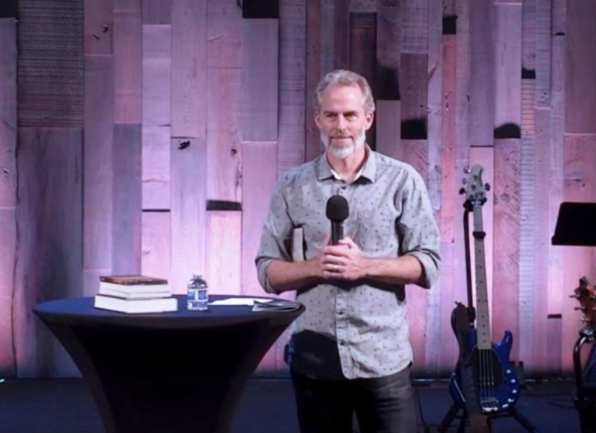 Pastor Mike McClure da Calvary Chapel