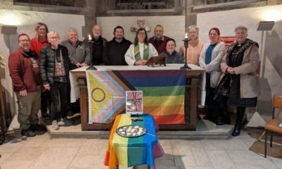 Fiéis protestam contra pastora que pendurou bandeira LGBT no altar