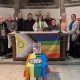 Fiéis protestam contra pastora que pendurou bandeira LGBT no altar