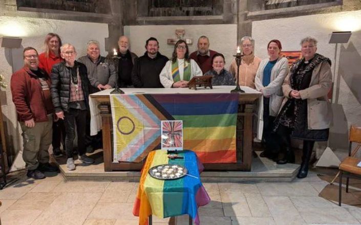 Fiéis protestam contra pastora que pendurou bandeira LGBT no altar