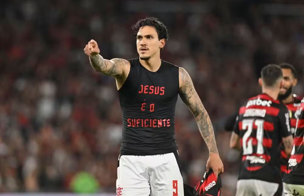 Pedro marca, exalta Jesus e desabafa sobre crise emocional