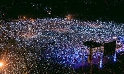 Pessoas acompanham cruzada na Nigéria