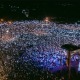 Pessoas acompanham cruzada na Nigéria