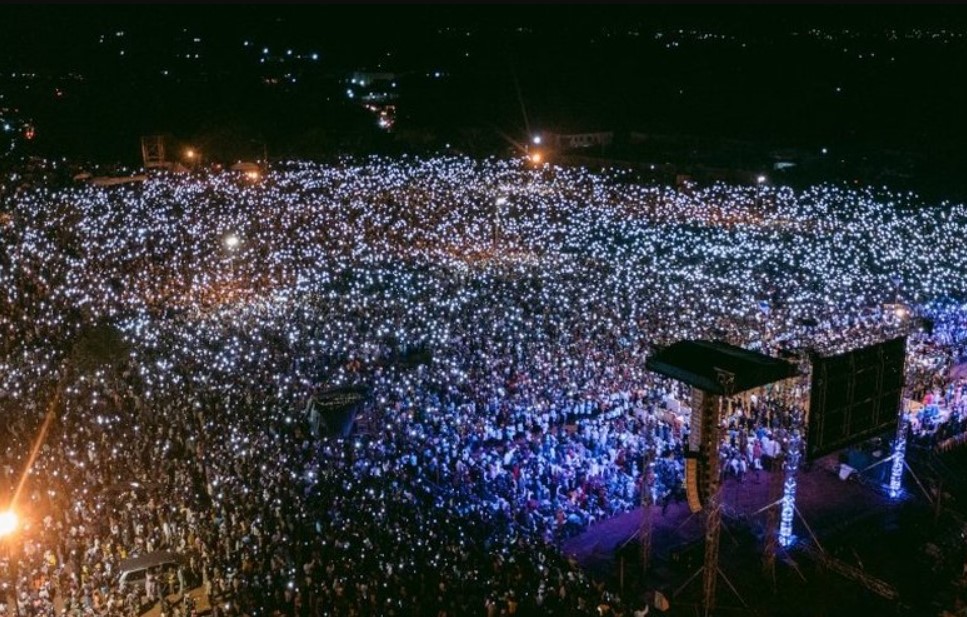 Pessoas acompanham cruzada na Nigéria