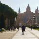 Pessoas caminhando em Barcelona, ​​Espanha.