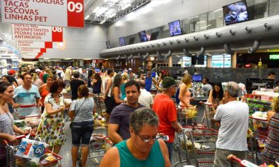 Pessoas compram alimentos no mercado - Tânia Rêgo