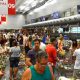 Pessoas compram alimentos no mercado - Tânia Rêgo