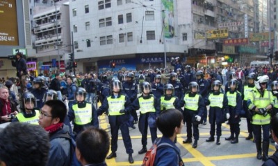 Polícia de Hong Kong cerca manifestantes