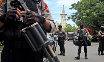 Policiais isolam igreja