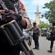 Policiais isolam igreja