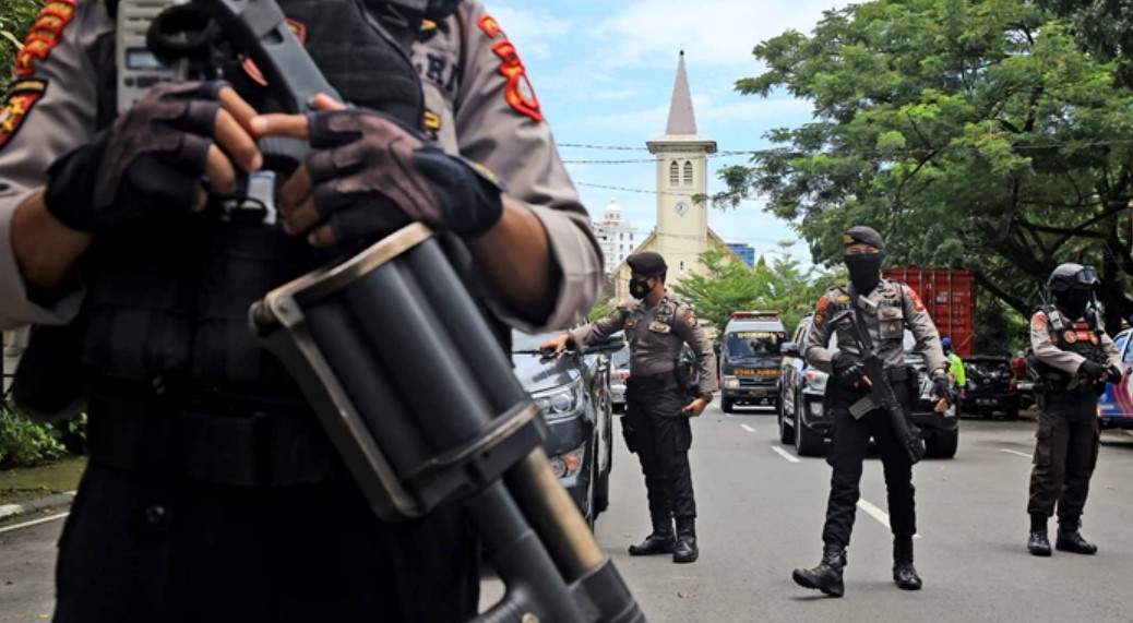 Policiais isolam igreja