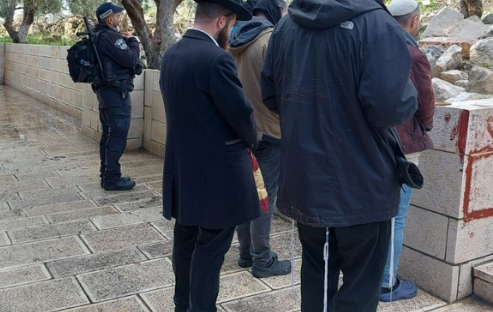 Policial orando no Monte do Templo