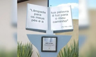 Prefeitura de Tijucas monumento da Bíblia