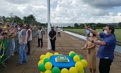 Presidente comemora aniversário com apoiadores