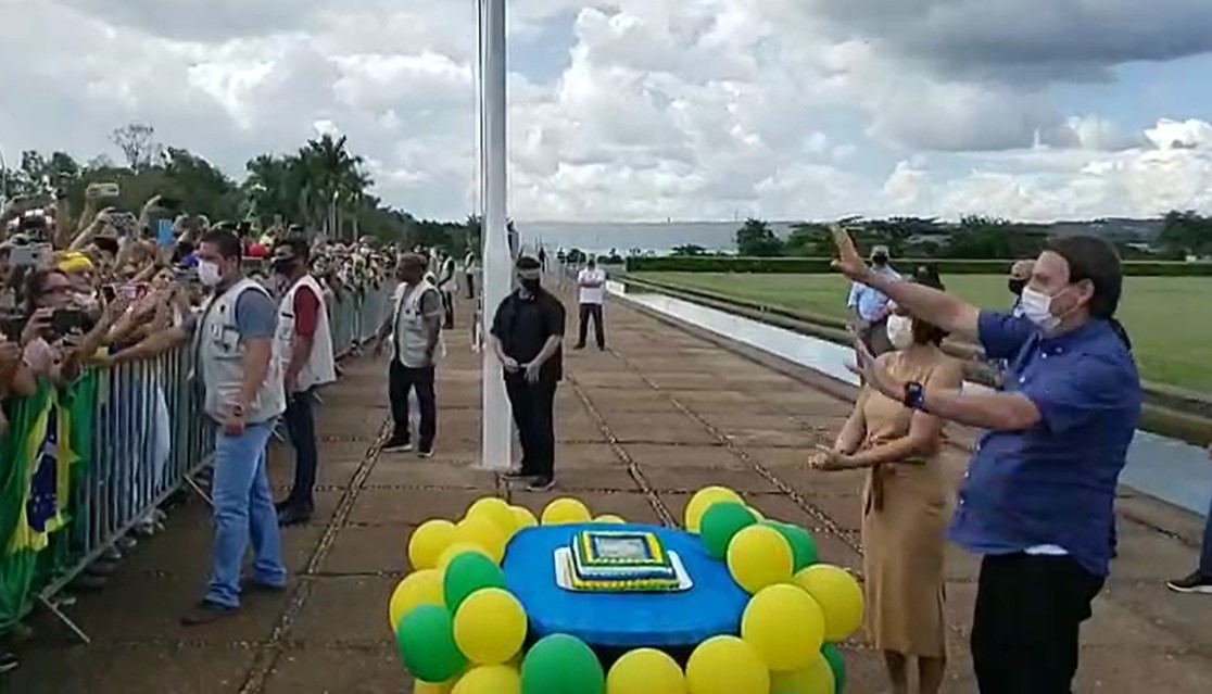 Presidente comemora aniversário com apoiadores